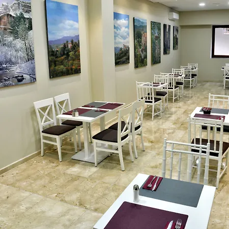 فندق أتاراثاناس مالاغا البوتيكي 3*